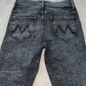 Mother jeans. The insider crop step fray wash.  Style # 1157-861  Cut# 703629